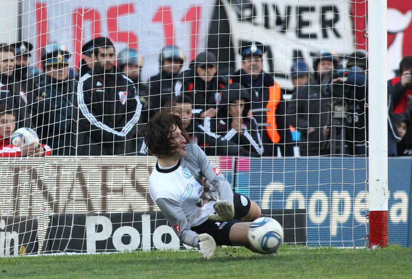 Imagen Juan Carlos Olave decreta el destino de River: le ataja el penal a Mariano Pavone