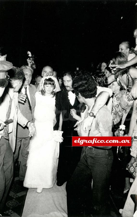 “El casamiento fue una locura. Había una columna humana de 6 cuadras enfrente de la iglesia Perpetuo Socorro, en la avenida Alberdi, que tiene como 15 metros de ancho. Bombos, policías, todo bloqueado…”