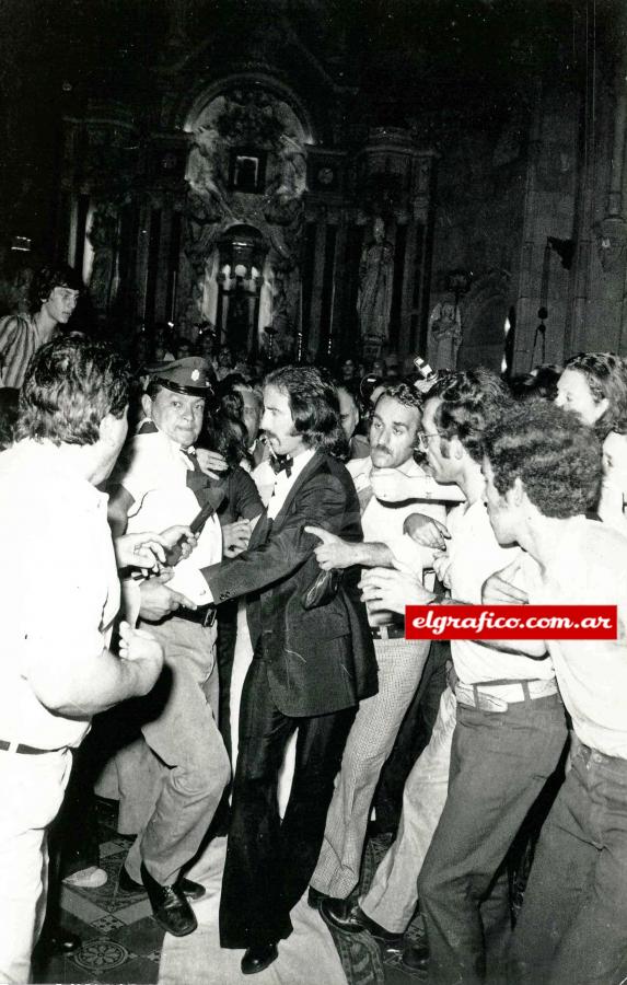 “Y salimos por adelante, entre toda la gente. Un amigo metió primera entre la multitud y se escuchaba taca-taca tacataca. ¡La de pies que habremos pisado!” le contaba Poy a El Gráfico en 2013