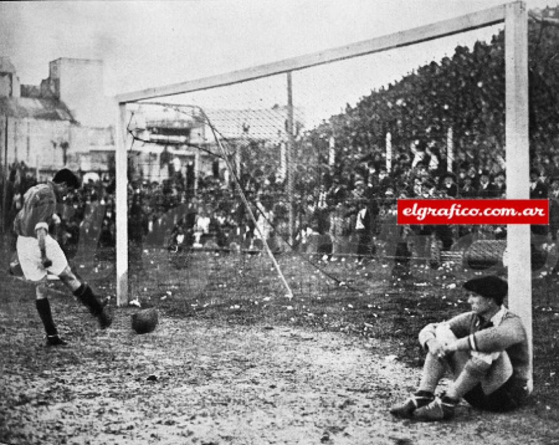 Imagen El partido se jugó en el estadio de Avenida de la Plata el 8 de octubre de 1933. En la primera rueda GELP, equipo que apodaban “El Expreso”, derrotó a San Lorenzo 4 a 2. El campeón 1933 sería el equipo de Boedo.