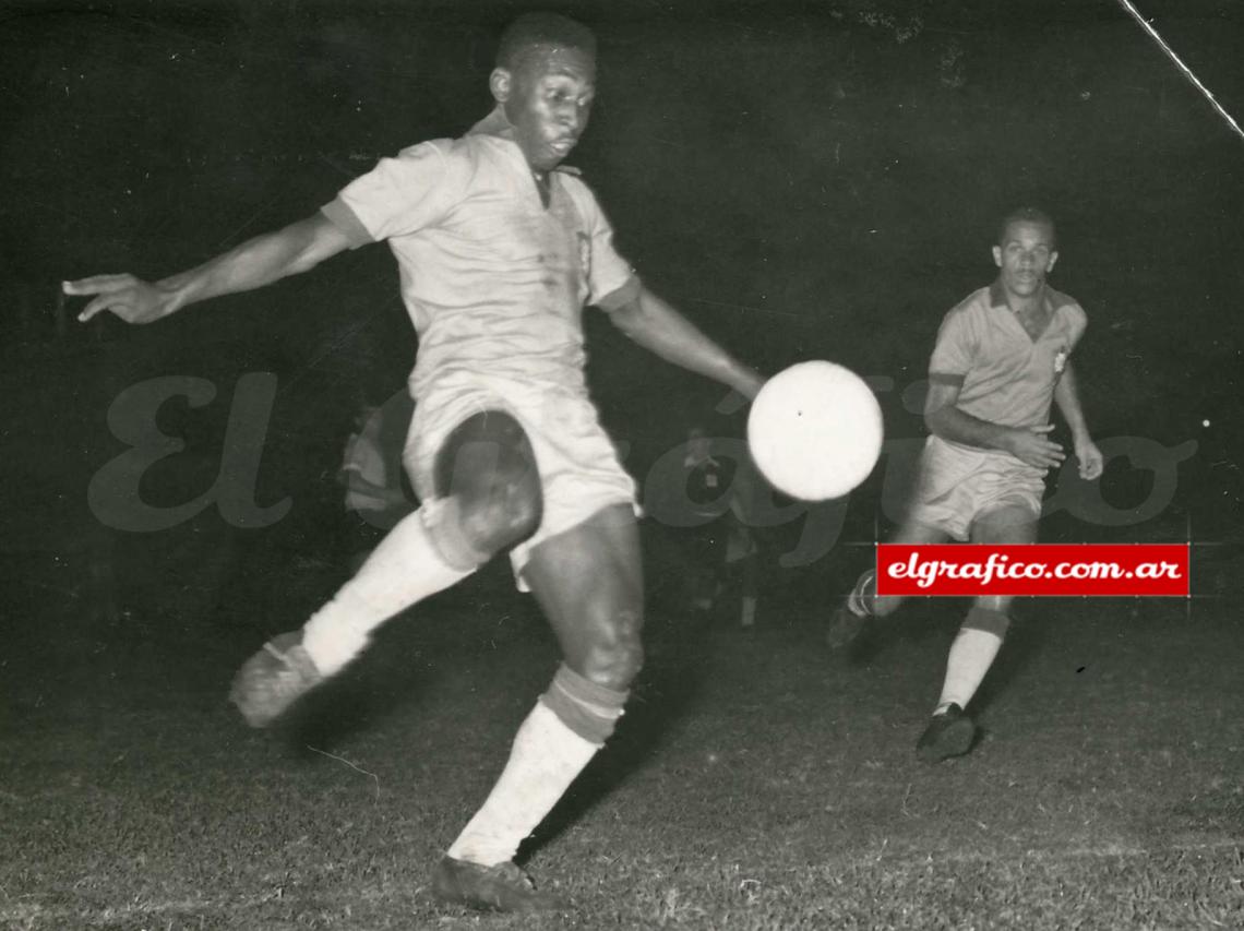 Sudamericano 1959. Pelé en el partido frente a Uruguay jugado en River. Los charrúas ganaban pero Brasil lo dio vuelta con 3 goles de Paulo Valentim. Pelé fue elegido el mejor del torneo, que ganó Argentina.