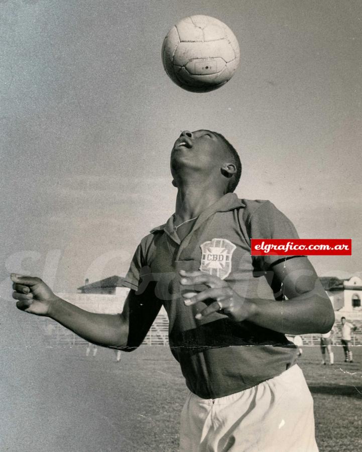 Pelé dejo mudo al mundo con sólo 18 años siendo una de las figuras de la selección de Brasil camepona en el Mundial de Suecia 1958.