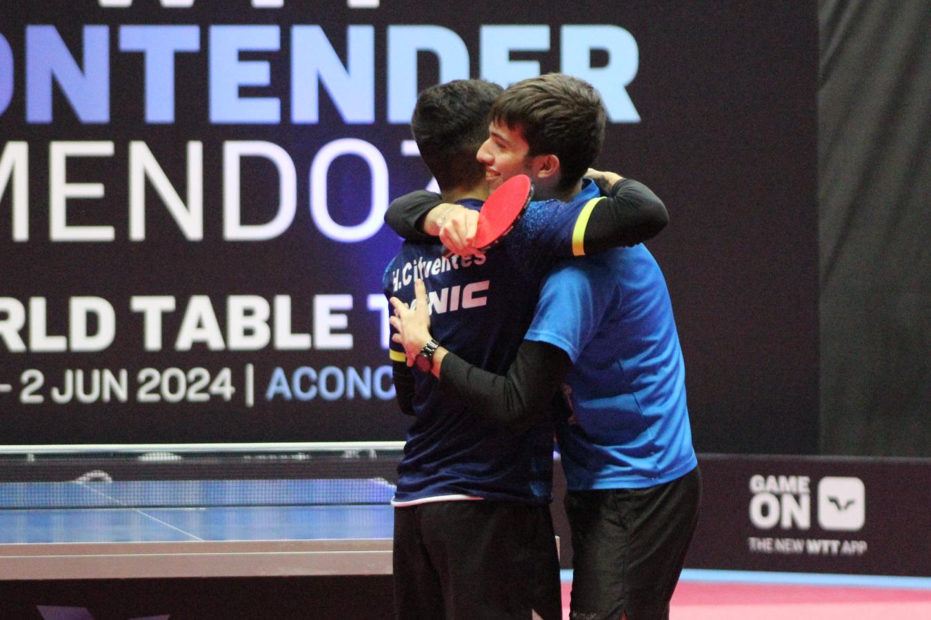 Imagen El abrazo del alma: los campeones celebraron el título en Mendoza.