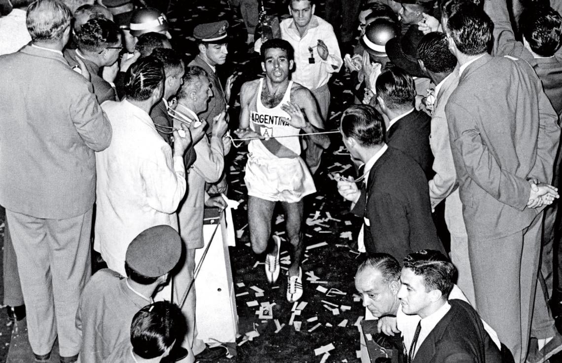Suaréz cruzando la meta de la San Silvestre en las calles de San Pablo. El fondista argentino falleció el 15 de febrero a los 83 años.