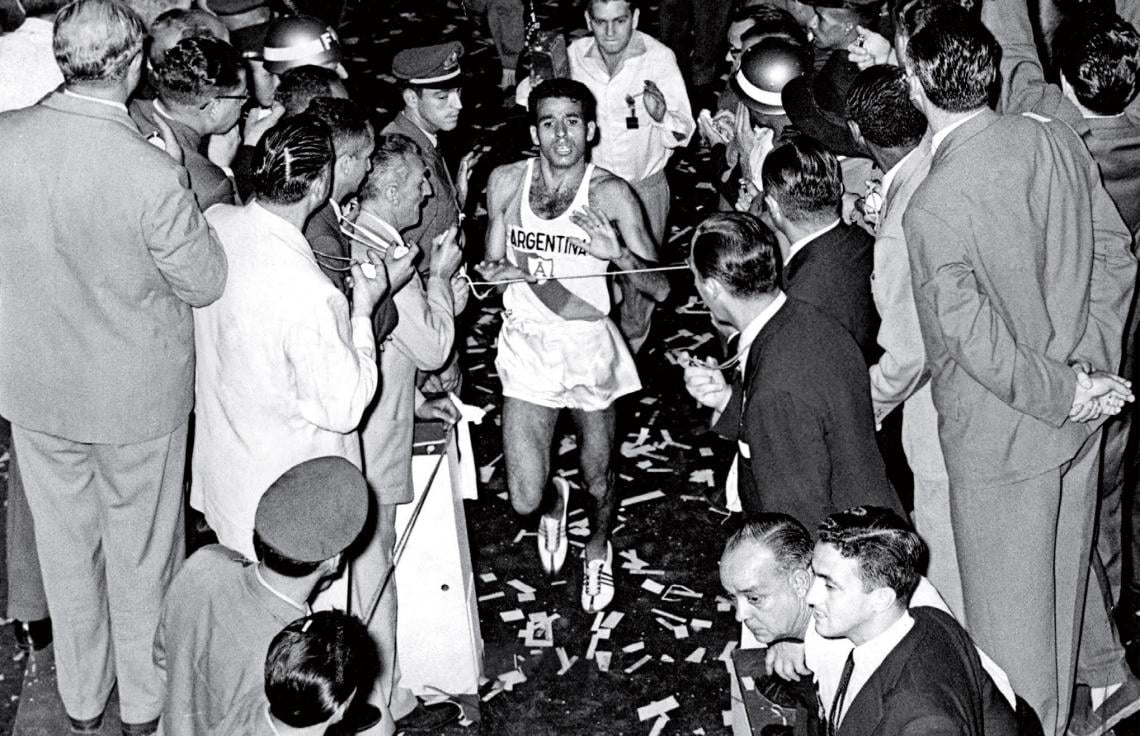 Imagen Suaréz cruzando la meta de la San Silvestre en las calles de San Pablo. El fondista argentino falleció el 15 de febrero a los 83 años.