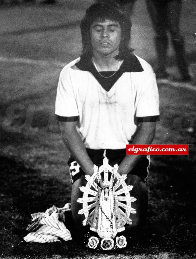 “Por favor virgencita…”, reza Cárdenas en el medio del campo ante esa imagen de la Virgen de Luján. No pudo ser.