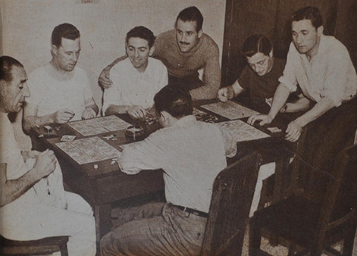 Imagen Machín con Ángel Labruna, Barrios, Cesarini, Muñoz e Iácono durante una concentración del equipo, jugando a la lotería.