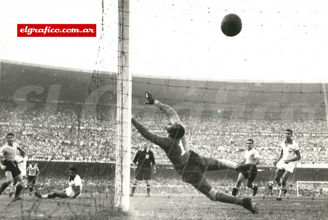 Imagen Juan Schiaffino marca el primer gol Charrúa frente a 200.000 brasileros “…los de afuera son de palo”, les dijo el capitán Obdulio Varela a su equipo antes de empezar el partido.