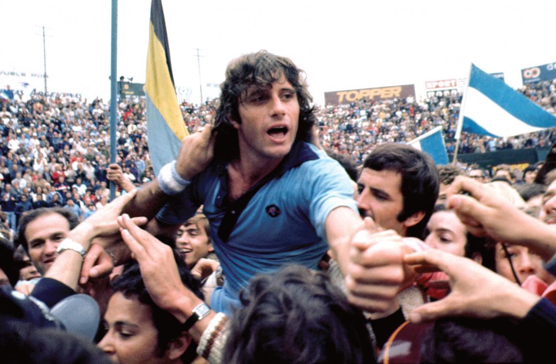 Héroe en Buenos Aires: Guillermo en andas de su gente.