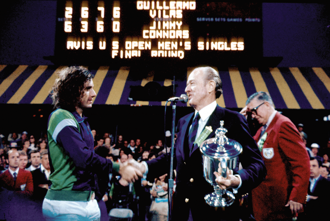 Imagen Superhéroe en Forest Hills, cuando venció a Jimmy Connors en la final del US Open. Guillermo Vilas revolucionó el tenis argentino y le dio lustre a nivel internacional.