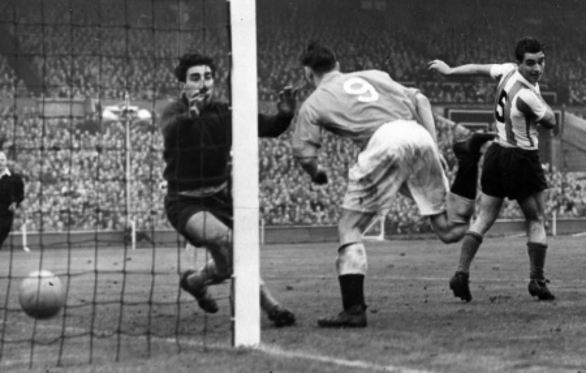 A poco de terminar el partido Rugilo sufre el segundo gol inglés. Pareció que el jugador británico estaba fuera de juego, pero el árbitro señalo el centro del campo.