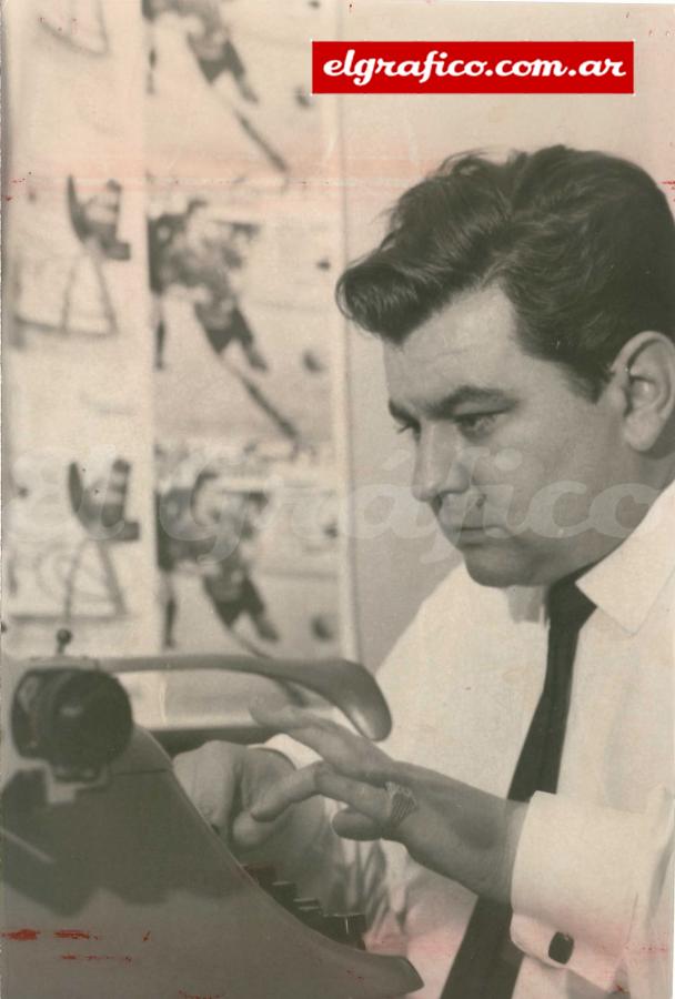 Ricardo Alfieri retrata a El Veco con su herramienta de trabajo en la redacción de El Gráfico en los años ‘60.