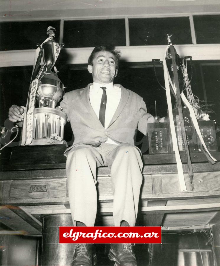 Imagen El pequeño gigante en lo más alto. Accavallo fue el segundo campeón mundial de box que tuvo el país después de Pascualito Pérez y antes de Locche. Las tres coronas fueron ganadas en Japón.