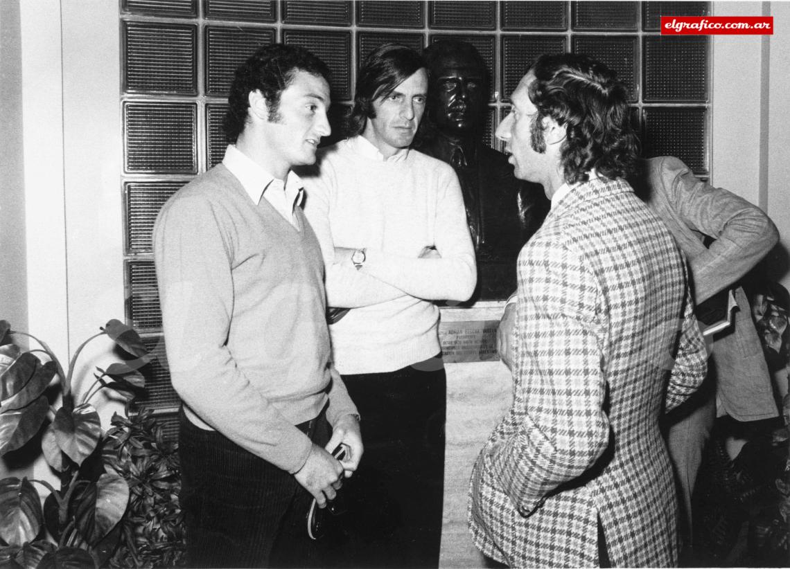 Imagen La única foto conocida donde se ven juntos a César Menotti y Carlos Bilardo (en la imagen junto a Tomate Pena) fue lograda por El Gráfico en la sede de la AFA en 1973 durante el cierre de libro de pases.