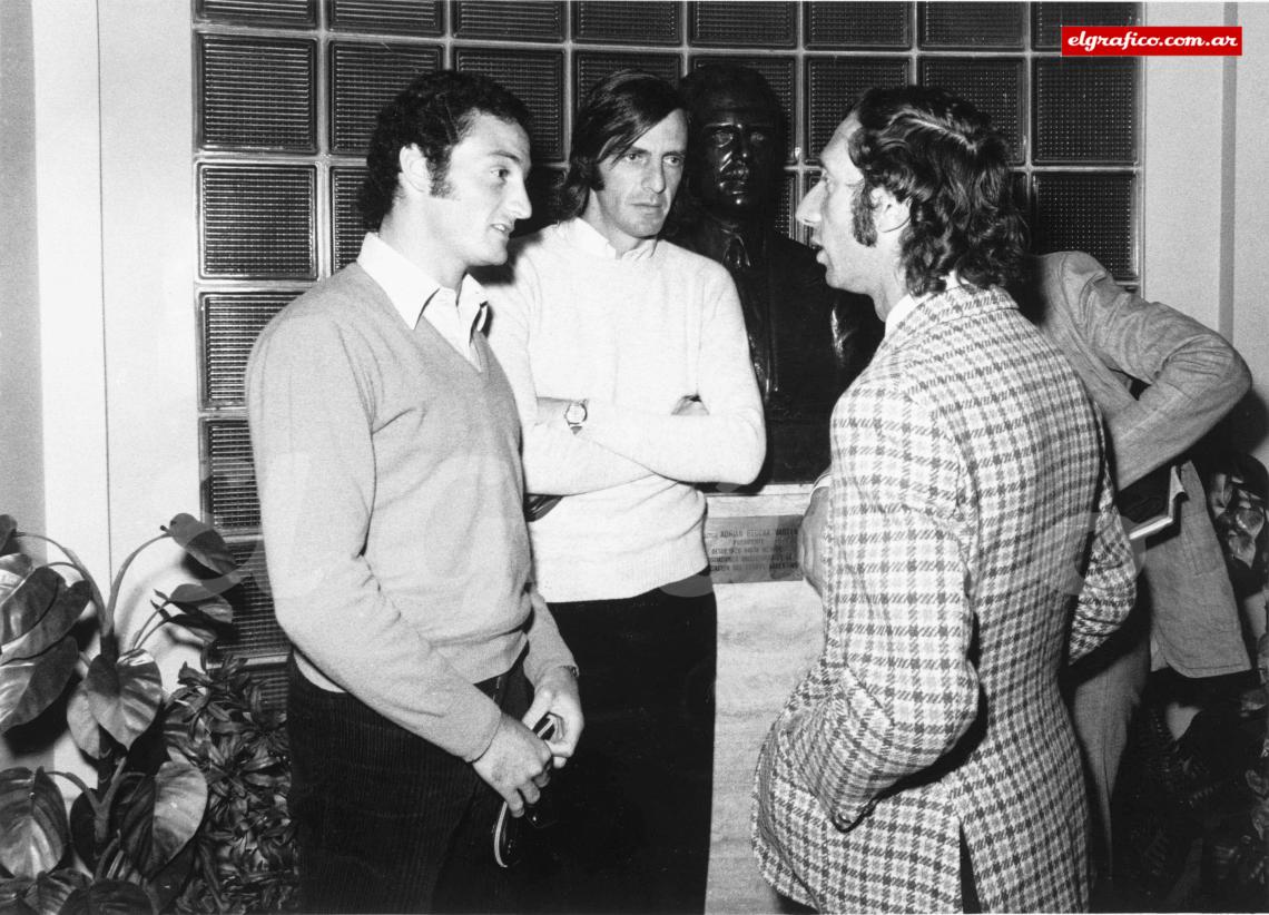 La única foto conocida donde se ven juntos a César Menotti y Carlos Bilardo (en la imagen junto a Tomate Pena) fue lograda por El Gráfico en la sede de la AFA en 1973 durante el cierre de libro de pases.