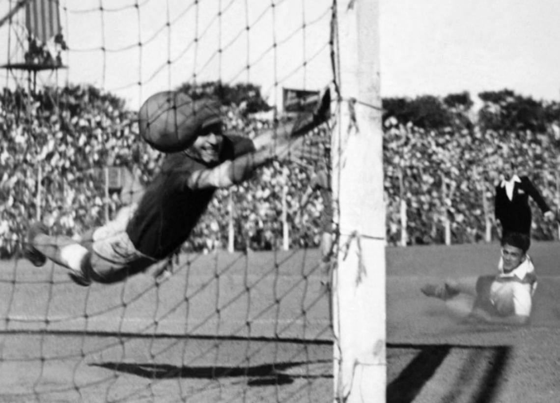 Imagen 1947. Gol de cabeza a Rosario Central superando al arquero Quatrocchi.