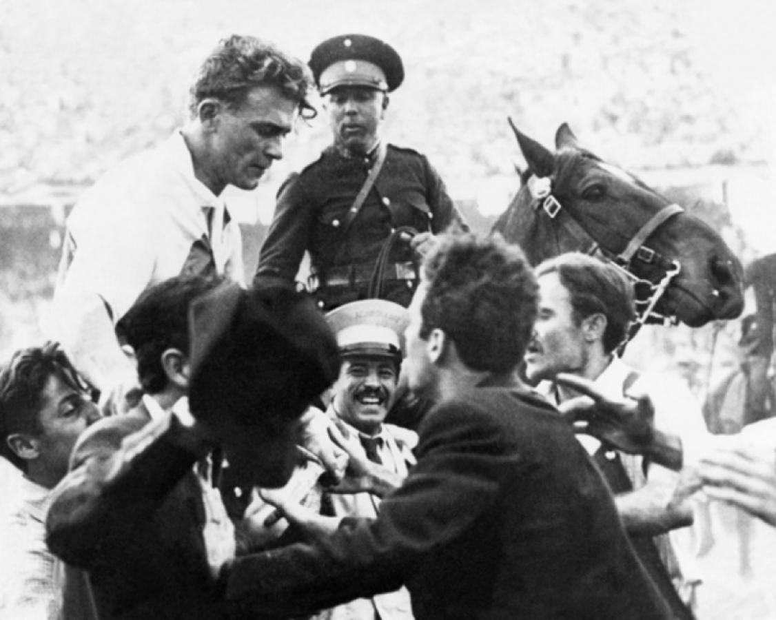 1947. La vuelta olímpica con River, rodeado del fervor de los hinchas y custodiado por expertos. Además, fue el máximo goleador del torneo.