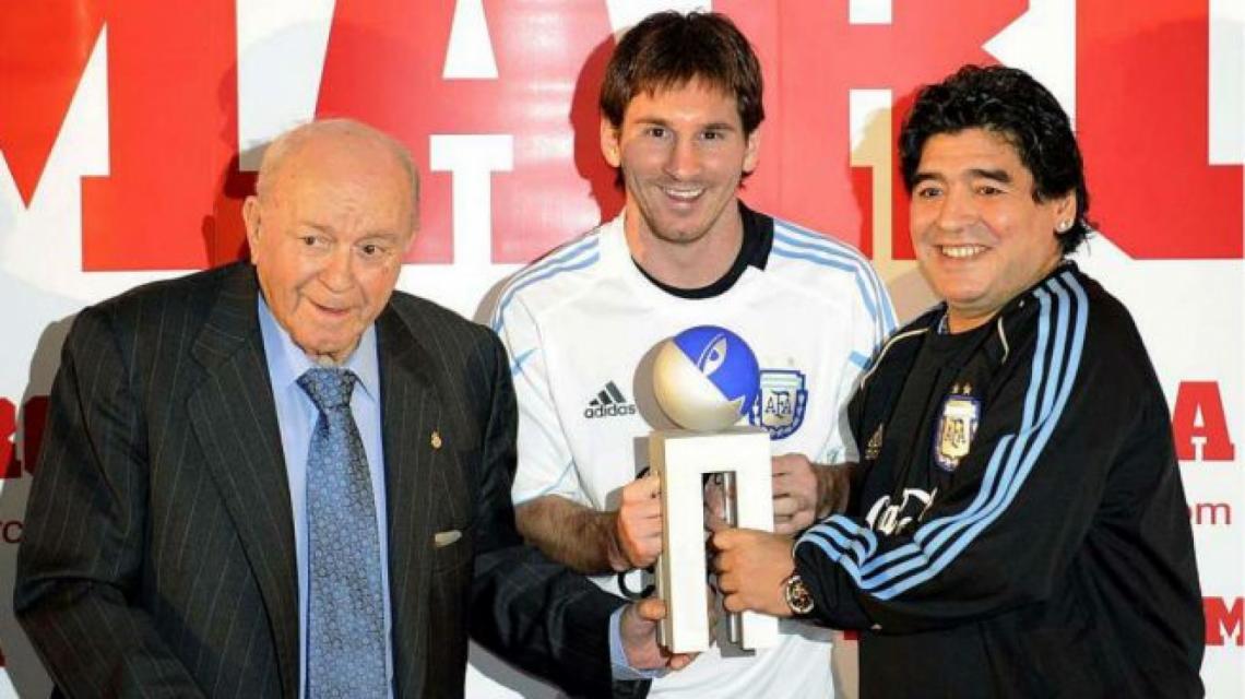 Imagen 2009. Maradona y Di Stéfano entregan a Messi el trofeo que entrega anualmente el diario MARCA en reconocimiento al mejor jugador de La Liga en todas las competiciones. Foto: Marca.