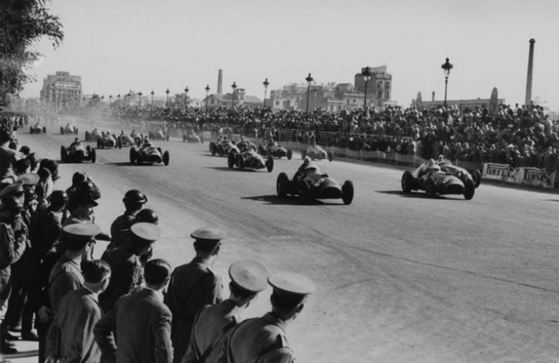 Imagen 28 de octube de 1951. Circuito de Pedralbes en Barcelona. Larga en punta Ascari, seguido por Farina, González y Fangio.