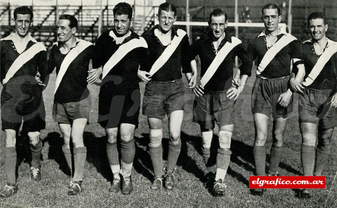 Imagen Juan Evaristo, Chiesa, Mutis, Tarascone, Carricaberry, Paternoster y Bonelli, que ya veteranos jugaron media temporada para Argentinos Juniors en 1936. 