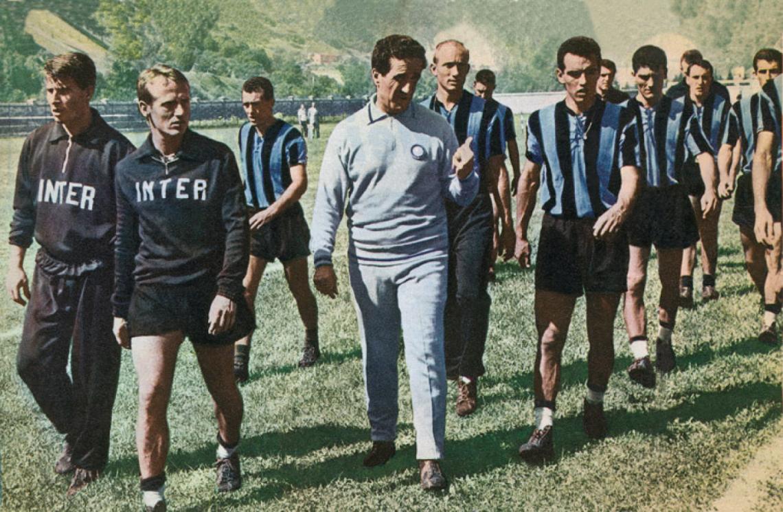 Imagen CON LA TROPA. Herrera, con un típico gesto desafiante, junto a sus jugadores de "La Grande Inter". El Mago salió campeón de todo.