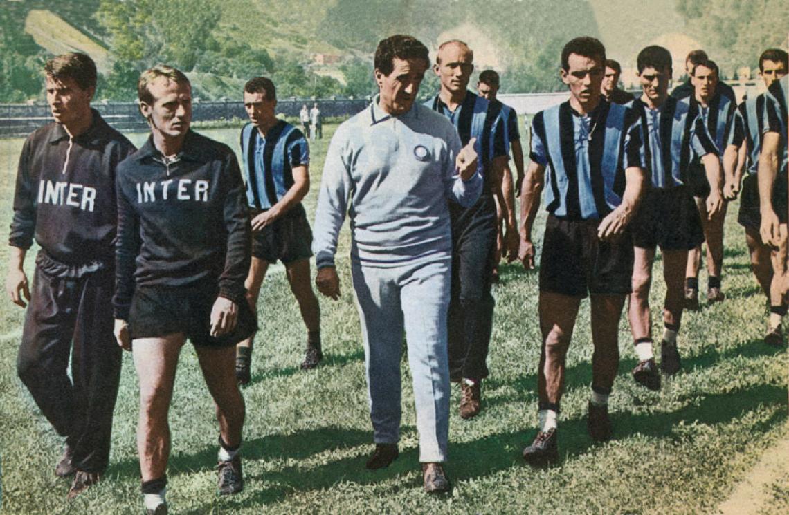CON LA TROPA. Herrera, con un típico gesto desafiante, junto a sus jugadores de "La Grande Inter". El Mago salió campeón de todo.