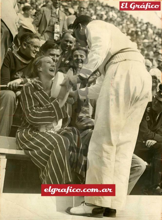 La sonrisa y simpatía de Jeannette iluminan la piscina del Reichsportfeld en Berlín. Además de la Medalla de Plata, fue elegida como Miss Olympic.