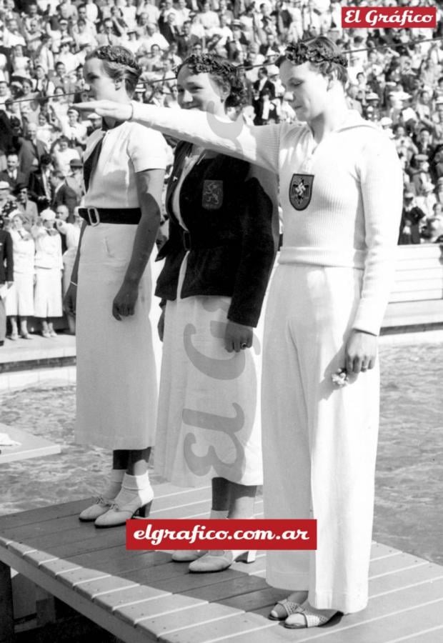 El podio de 100 m libres femenino de los JJOO de Berlín. Desde la izquierda: Jeanette Campbell (plata), la holandesa Hendrika Mastenbroek (oro) y, haciendo el saludo nazi, la alemana Gisela Arendt (bronce).