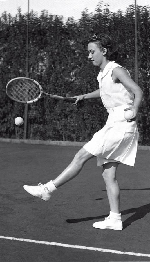 Imagen Hábil con y sin la raqueta, Mary Terán compitió en el más alto nivel. Fue discriminada y no se reconocieron sus méritos.
