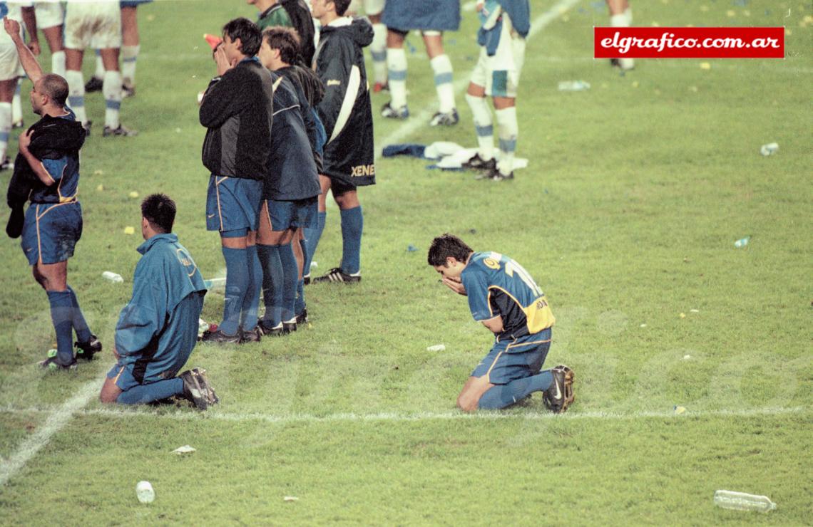 Román reza en la definición por penales. La final de la Libertadores 2001 frente al Cruz Azul fue un parto.
