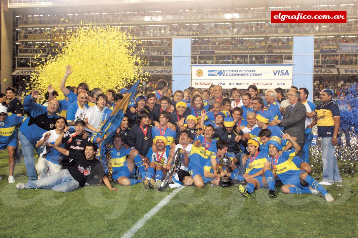 Imagen Tiren papelitos. Euforia sin límites en el plantel de Coco que ganó la Sudamericana 2005.