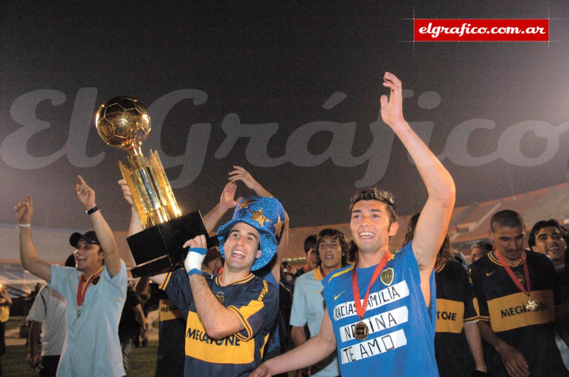 Palacio y Dátolo festejando con la Recopa Sudamericana 2006.