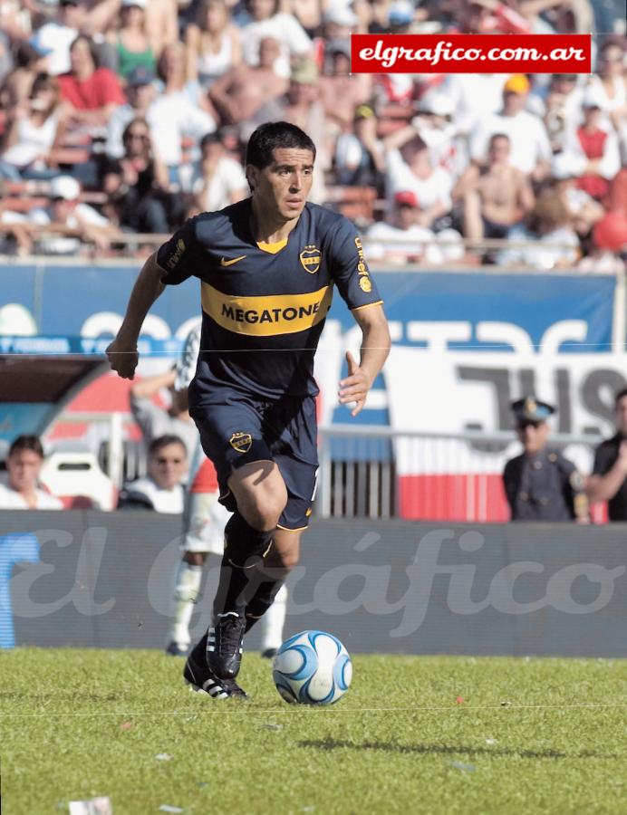 Román y su amiga. El titiritero de Boca llevando la pelota frente a River (Apertura 08).