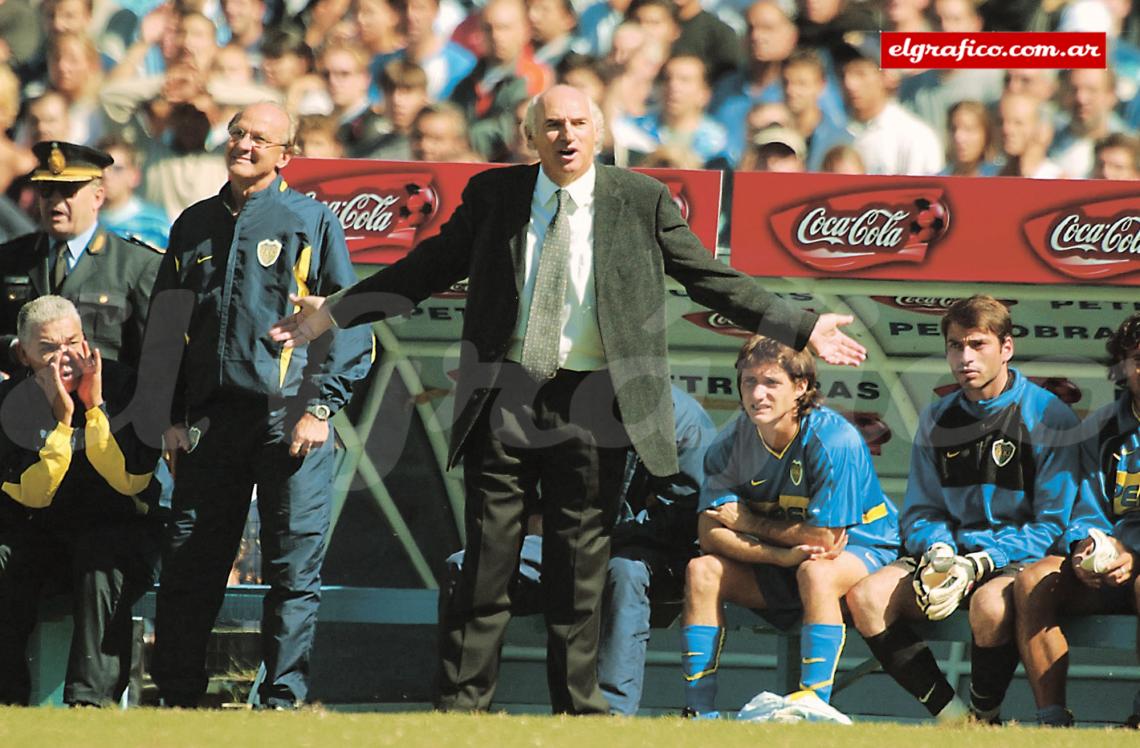 Imagen Carlos Bianchi debutó en Boca como DT ante Vélez en 1998. Además, debutó como jugador de Vélez enfrentando a Boca en 1967. Y se despidió también contra Boca en 1984.