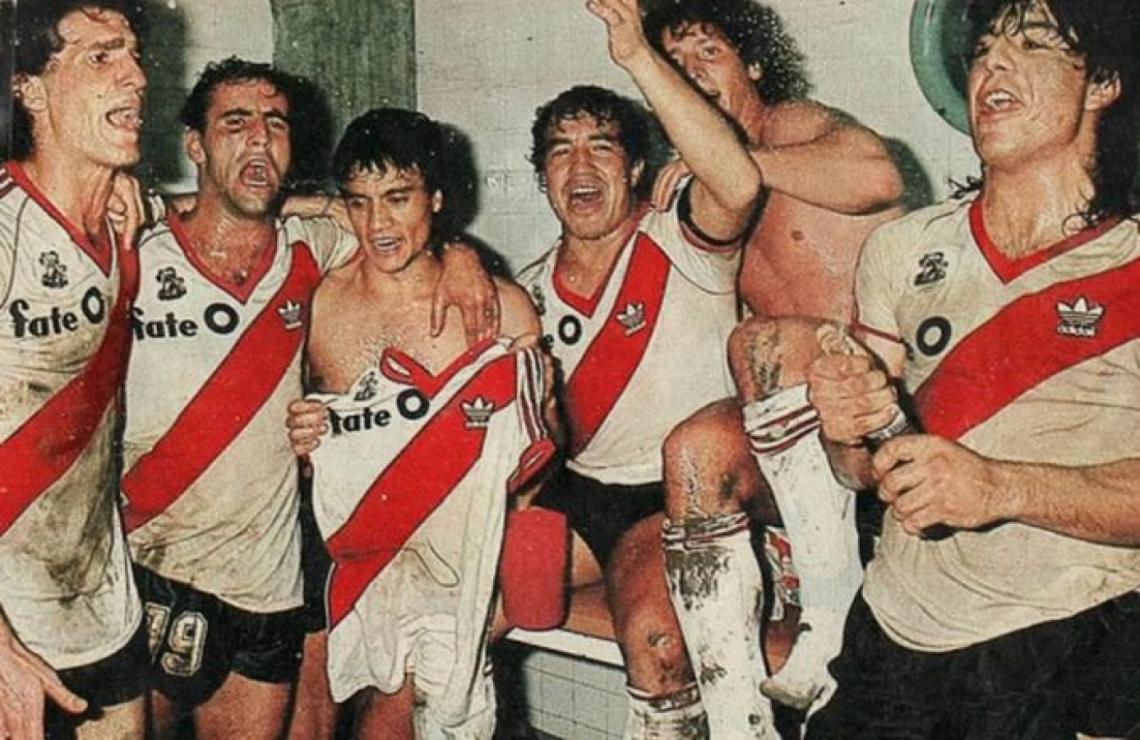 Imagen Ruggeri, Alzamendi, Enrique, Gallego Troglio y Funes festejando en los vestuarios del América de Cali después de ganar el partido de ida de la final de la Libertadores.