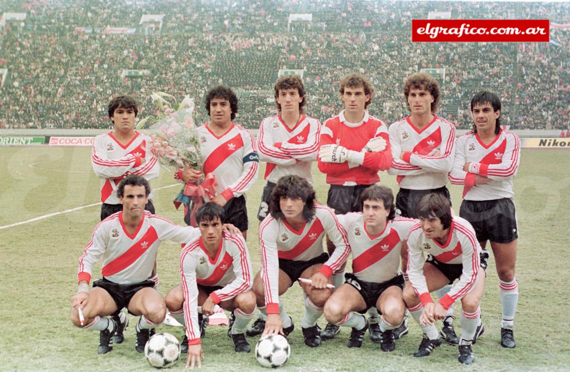 Imagen Los titulares de las finales de la Libertadores y la Intercontinental 1986: Gordillo, Gallego, Nelson Gutiérrez, Pumpido, Ruggeri y Montenegro; Alzamendi, Héctor Enrique, Fúnes, Alonso y Roque Alfaro.