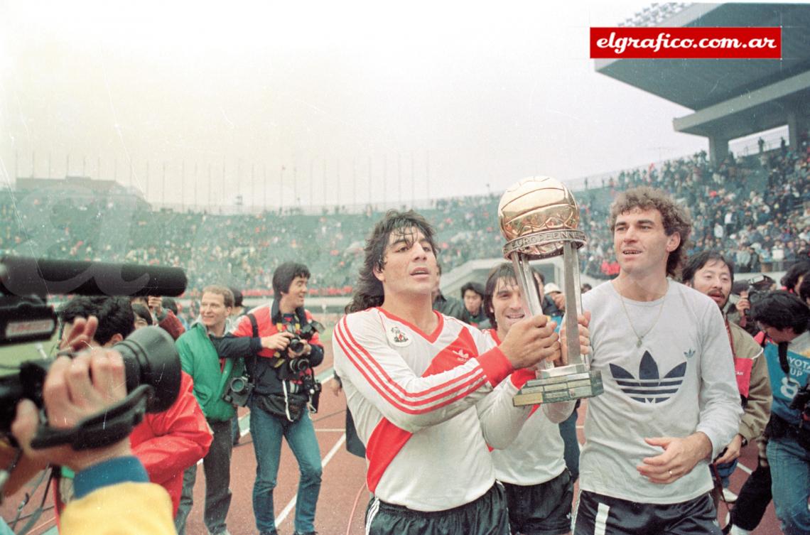 El Búfalo Funes, Roque Alfaro y Nery Pumpido llevan la Copa Intercontinental en Tokio.