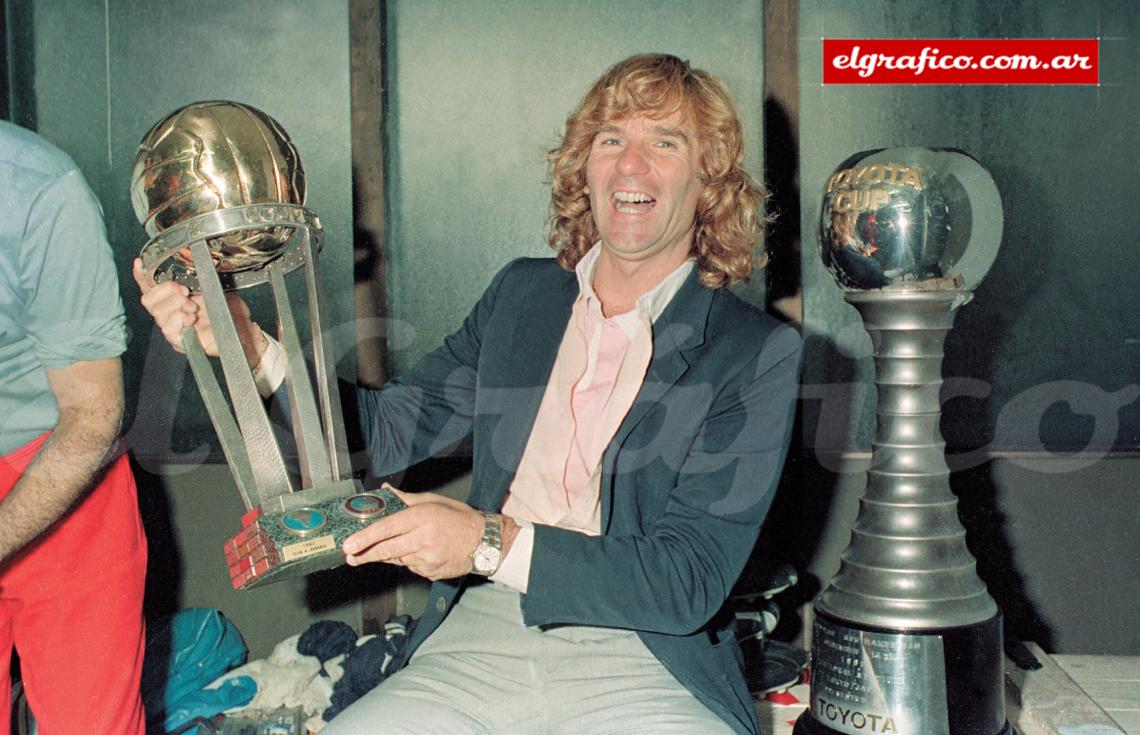 El Bambino Veira con la Intercontinental, el preciado trofeo. El técnico siempre aseguró que fue la conquista de mayor importancia. Pese a su juventud, supo conducir a un grupo de extraordinarios jugadores que lograron todo lo que se propusieron.