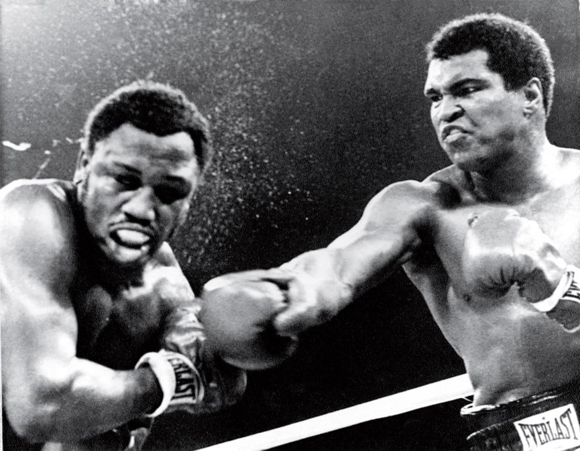 1975. La trompada neta y potente ya impactó en la cara de Frazier. Pelearon tres veces: en el 71 fue victoria para Fraizer, en el 74 y 75 para “El más grande”.