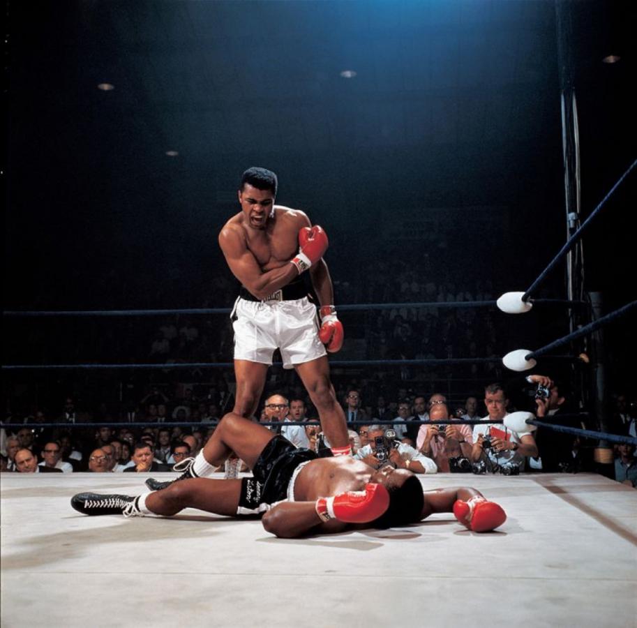 Imagen 25 de mayo de 1965. En Maine. Alí despacha a Sonny Liston en 1 minuto 49. Fue su segunda pelea y es recordada porque se definió el célebre “golpe fantasma” (foto: Neil Leifer).