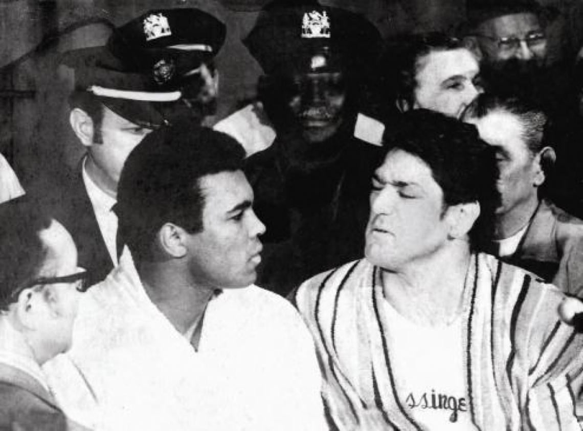 Diciembre de 1970. Alí con el argentino Oscar Bonavena. Ringo le hizo pelea pero perdió en el 15° round.