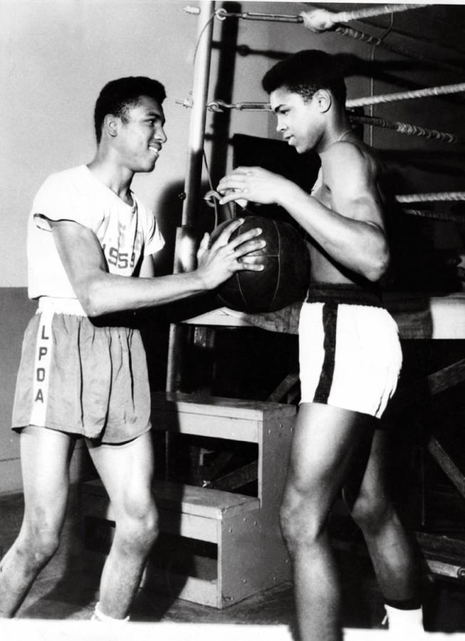 Imagen Alí, cuando era Cassius Marcellus Clay, en el gimnasio: “Odié cada minuto del entrenamiento. Pero me dije: No abandones, entrena ahora y sé un campeón por el resto de tu vida”.