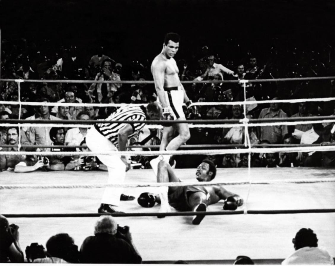 Imagen 1974. Zaire. Alí derrota, contra todos los pronósticos, al joven George Foreman por KO en el 8vo round.