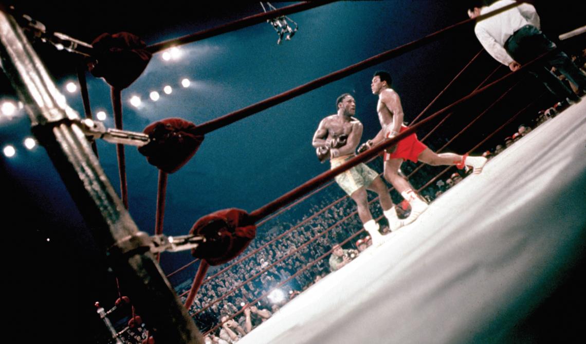 1 de octubre de 1975. Manila Soberbia imagen de Alí –Joe Frazier en su tercer duelo, para muchos la pelea más apasionante de la historia del boxeo.