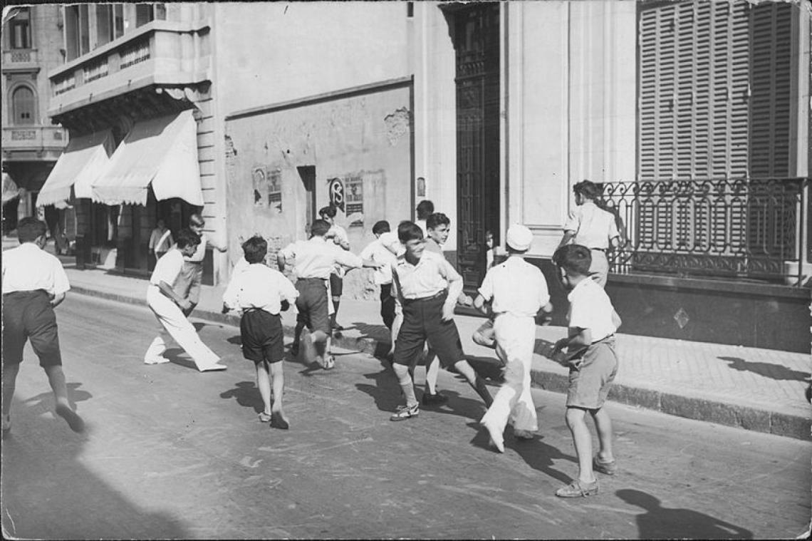 1935. Pibes jugando en una calle de Buenos Aires. (Foto: Archivo General de la Nación).