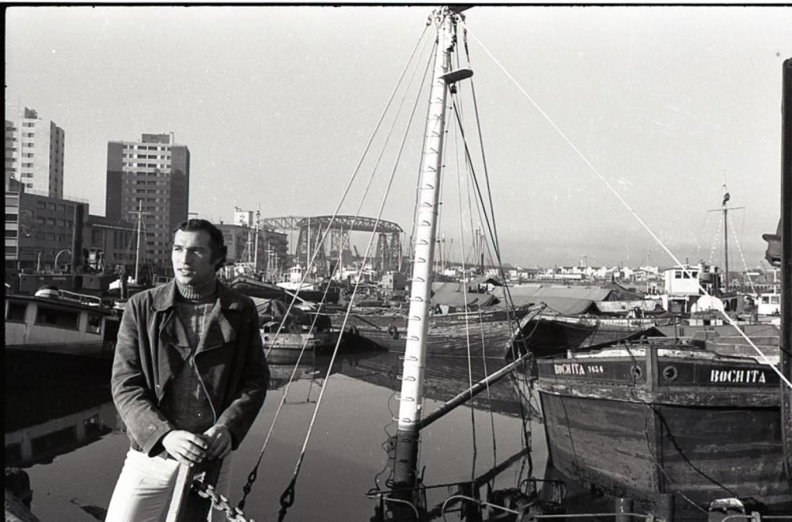 Imagen Un joven Carlos Bianchi, en su primera etapa en Vélez, posa en el barrio de La Boca.