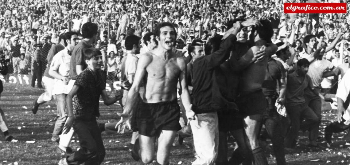 Imagen 1968. Carlitos Bianchi festejando su primer campeonato en Liniers.