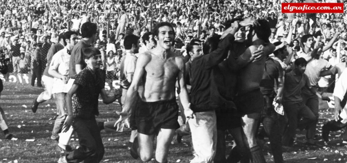 1968. Carlitos Bianchi festejando su primer campeonato en Liniers.