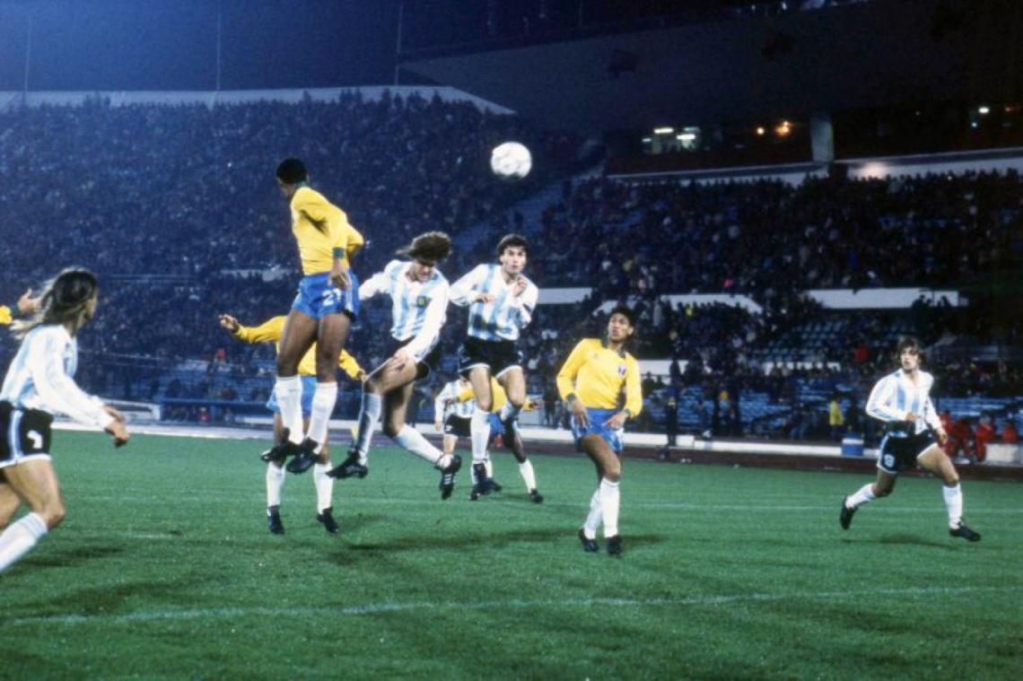Imagen Minuto 1. Darío Franco convierte el primero de Argentina contra Brasil. con un tremendo cabezazo. El seleccionado nacional venció 3 a 2 con goles de Batistuta y Franco (2).