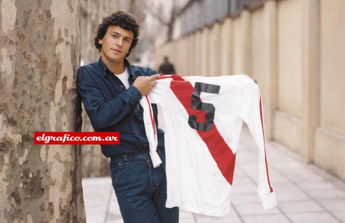 Imagen Con la cinco de River, la de Pipo Rossi, y la cara de nene. En las inferiores fue volante central.